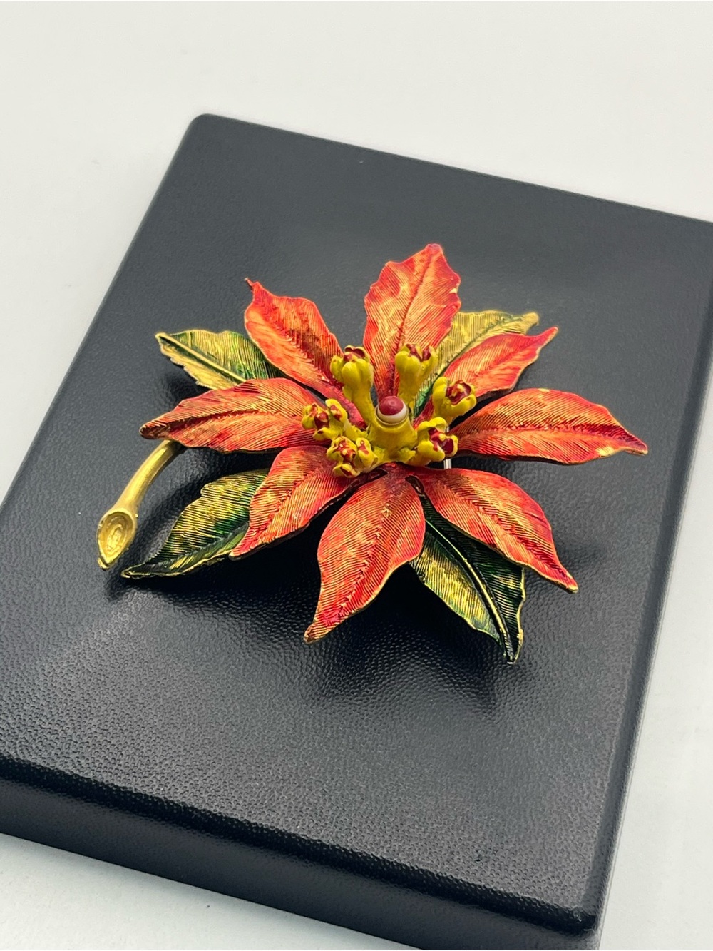 Weiss poinsettia flower red green enamel gold tone brooch pin vintage Christmas - Picture 5 of 15